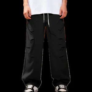 Pantaloni sportivi neri larghi da uomo con dettagli pieghettati e taglio dritto ampio