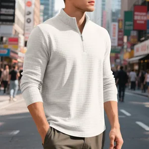 Détail de la texture gaufrée blanche et du col à demi-zip sur le sweat pour homme