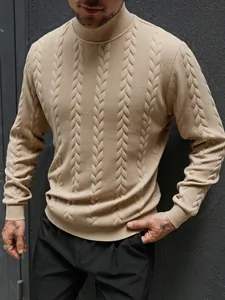 Dettaglio maglione dolcevita beige da uomo con motivo a trecce testurizzato top.