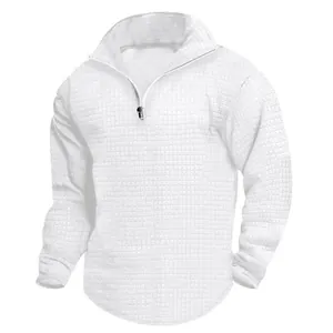 Vue détaillée d'un sweat-shirt blanc pour homme avec demi-zip et motif de texture gaufrée