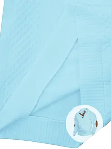 Primo piano della trama a maglia celeste e della fodera morbida di un maglione Henley da uomo