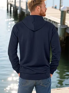 Vista posteriore dettagliata di una felpa con cappuccio jacquard blu per uomo