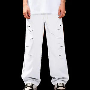 Dettaglio vista frontale dei pantaloni cargo bianchi larghi da uomo casual