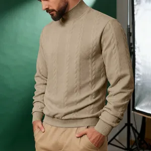 Vista dettagliata di un maglione a collo alto beige da uomo con motivo a trecce per l'inverno