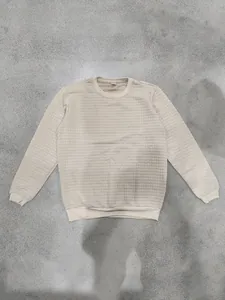 Detailansicht eines beigen Herren-Sweatshirts mit Rundhalsausschnitt und Karomuster