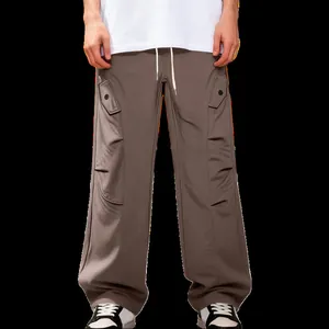 Vista frontale di pantaloni cargo da uomo plissettati color tortora con coulisse