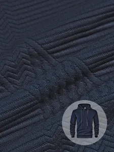 Vue macro détaillée de la texture du tissu en maille jacquard bleu marine d'un sweat à capuche.
