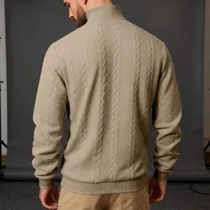 Vista posteriore dettagliata del maglione beige da uomo a collo alto a trecce con trama