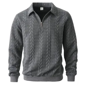 Dettaglio della felpa jacquard grigia a trecce con colletto a polo e mezza zip.