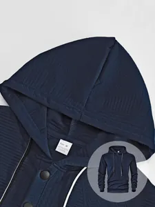 Vue détaillée d'un sweat à capuche bleu marine en jacquard avec texture et étiquette