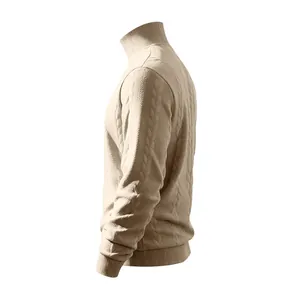 Vista laterale dettagliata di un maglione a collo alto beige da uomo con maglia a treccia