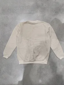 Rückansicht eines beigen Herren-Sweatshirts mit strukturiertem kleinem Jacquard-Karo