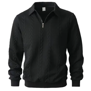 Vista dettagliata della felpa nera da uomo con mezza zip e raffinata trama jacquard a maglia.