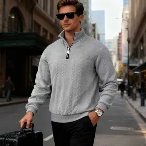 Moderner grauer Herren-Strickpullover mit Halbreißverschluss in urbaner Straßenszene