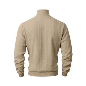 Vista posteriore dettagliata di un maglione beige a collo alto da uomo con trecce