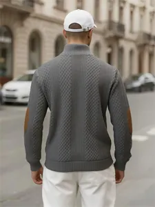 Vista posteriore del maglione grigio lavorato a maglia jacquard con toppe marroni