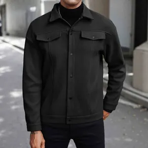 Stilvolle schwarze Herren-Wolljacke mit Druckknöpfen und vorderen Pattentaschen