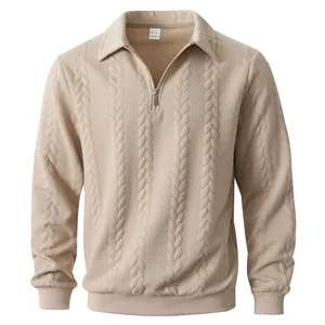 Primo piano sulla trama in maglia a trecce di una felpa beige da uomo con mezza zip e colletto