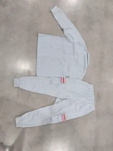 Lässiger grauer Herren-Sportanzug mit Reversjacke und Cargohose inklusive Streifendetails