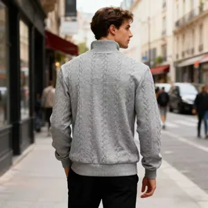 Rückansicht eines grauen Zopfstrick-Sweaters für Herren im Street-Style.