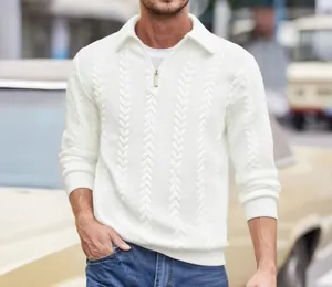 Dettaglio di maglia da uomo bianca a trecce pesante con mezza zip e colletto a polo