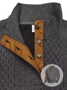 Primo piano di un maglione da uomo in maglia con colletto e abbottonatura marrone
