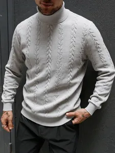 Primo piano del maglione grigio a collo alto lavorato a trecce da uomo con texture