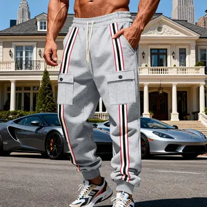 Pantaloni cargo uomo grigi con strisce laterali in un elegante contesto di lusso