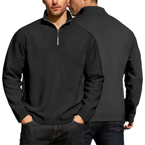 Detailansicht eines schwarzen Fleece-Sweatshirts für Herren mit halbem Reißverschluss