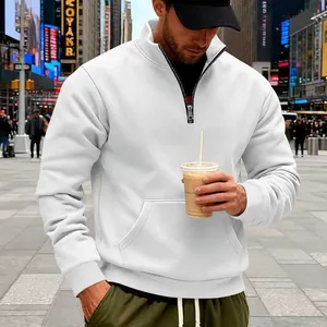 Herren-Sweatshirt in Weiß mit halbem Reißverschluss, Stehkragen und Kängurutasche