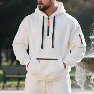 Zoom sur les détails du sweat à capuche blanc pour homme avec fermetures éclair orange
