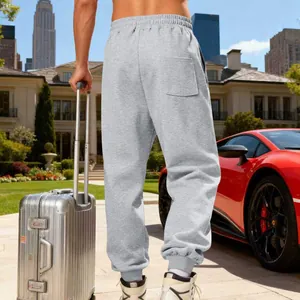 Vista posteriore dei pantaloni sportivi grigi foderati in pile da uomo con tasca