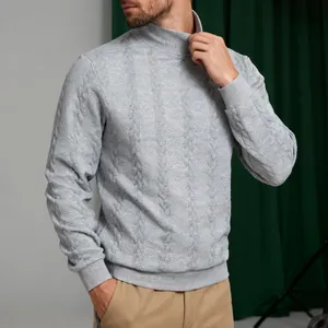 Dettaglio di maglione grigio da uomo a collo alto in maglia con trama jacquard rifinita