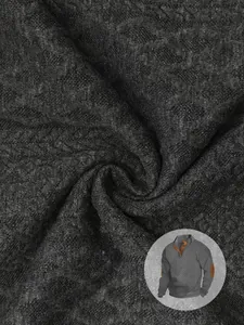 Primo piano della trama del maglione henley da uomo in maglia jacquard grigio scuro