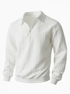 Dettaglio della trama jacquard di una felpa bianca da uomo con colletto polo