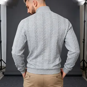 Vista posteriore maglione grigio uomo a collo alto con trama classica a trecce..