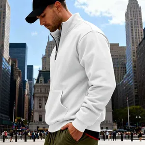 Seitenansicht eines weißen Sweatshirts mit halbem Reißverschluss an einem Modell