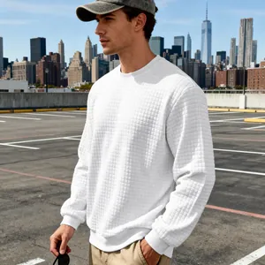 Detail des weißen Langarm-Sweatshirts für Herren mit dezentem Waffelstrick-Gittermuster.