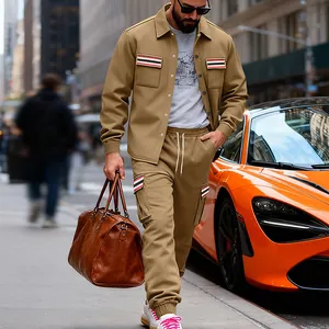 Herren Khaki Streetwear Set mit Cargo-Jacke und Jogginghose sowie gestreiften Taschendetails