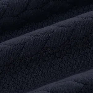 Makroaufnahme des dunkelblauen Jacquard-Strickstoffs mit sehr detaillierten Mustern