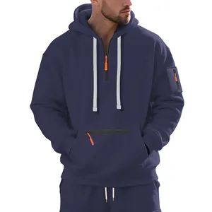 Détail du sweat-shirt à capuche en polaire bleu marine pour homme avec zips orange