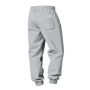 Vista posteriore dettagliata dei joggers da uomo in pile grigio con pratica tasca