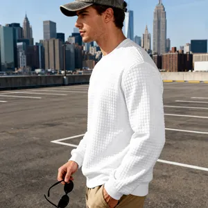 Detailansicht eines weißen Herren-Jacquard-Sweatshirts mit urbanem Hintergrund