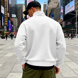 Detaillierte Rückansicht eines weißen Sweatshirts mit Stehkragen und halbem Reißverschluss