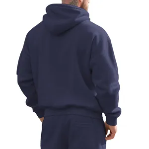 Vue arrière d'un ensemble de survêtement épais bleu marine pour homme avec capuche