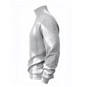 Vista laterale dettagliata di un maglione da uomo a collo alto bianco a trecce