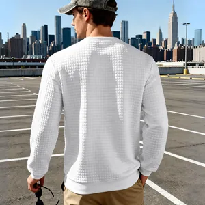 Detailansicht der weißen Jacquard-Waffelstruktur eines Herren-Langarm-Sweatshirts
