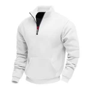 Detailansicht eines weißen Sweatshirts mit Stehkragen, halbem Reißverschluss und Tasche