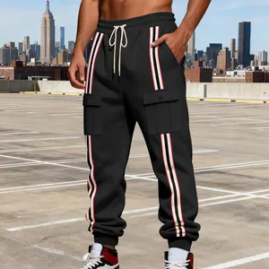 Vista dettagliata dei pantaloni jogger cargo neri da uomo con strisce laterali e tasche