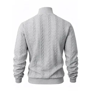 Dettaglio vista posteriore di un maglione uomo a collo alto con maglia a trecce grigio.
